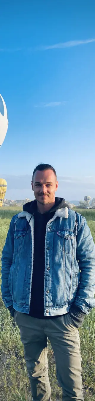 Patrick Jordi inmitten von Heissluftballons